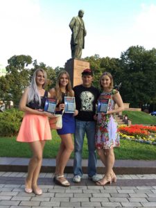 Dan-Tito-Davis-with-three--female--University-students-in-park-Kiev-Ukraine.